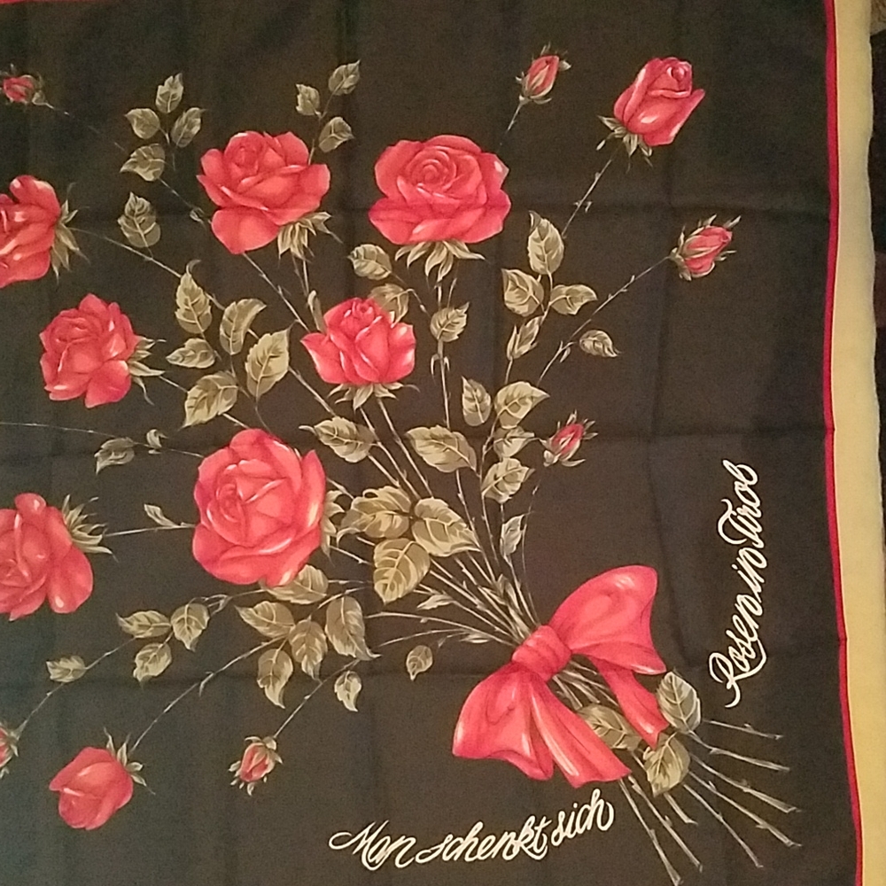 Rosen in Tirol Black Scarf with Red Rose Bouquet